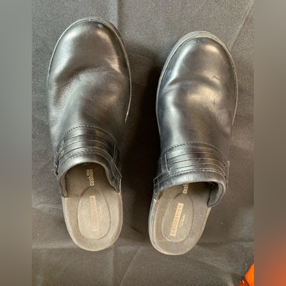 Clarks Shoes - Clarks Women’s Black Clogs Size 8.5 Good condition Leather Upper